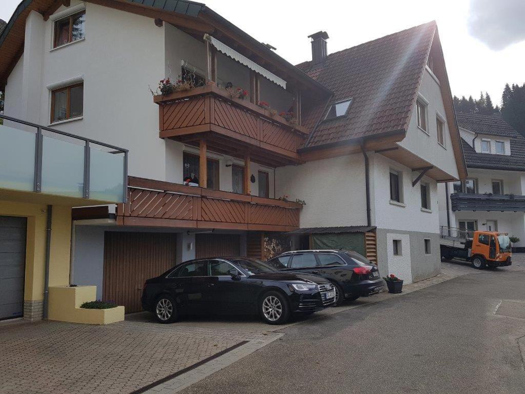 dos coches estacionados frente a un edificio en Ferienwohnung Bohnert-Arias en Bad Peterstal-Griesbach
