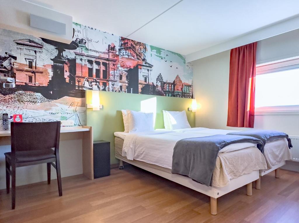 ein Schlafzimmer mit einem Bett und einem Schreibtisch mit einem Stuhl in der Unterkunft Good Morning Lund in Lund