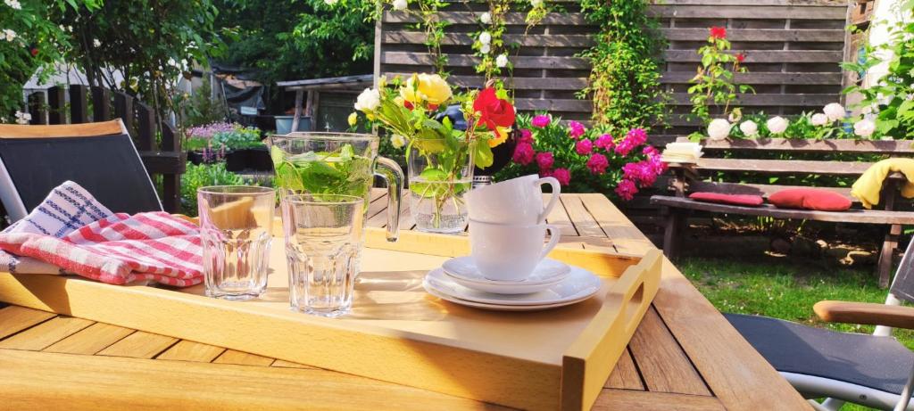 una mesa de madera con un jarrón de flores. en Waldidylle, en Küsten