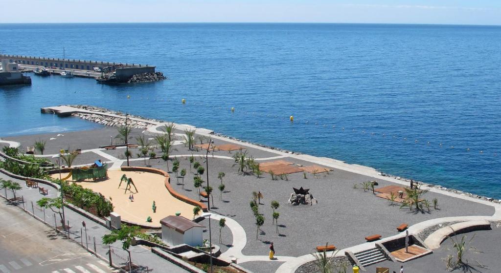 una vista aérea de una playa con el océano en Un lujoso duplex en Radazul en primera linea de playa y con parking propio, en Radazul