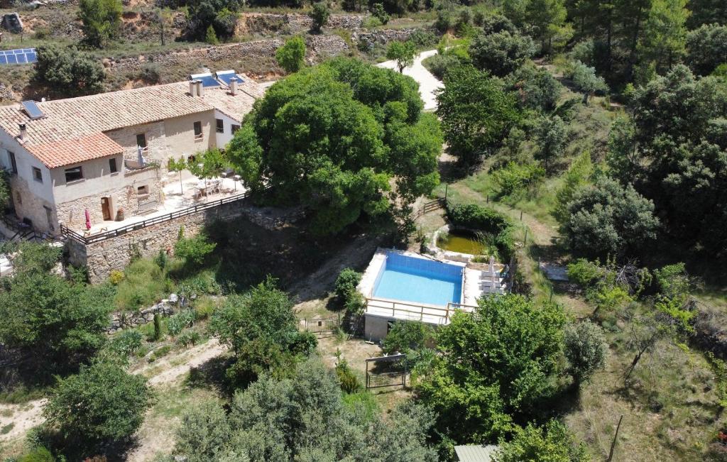 an aerial view of a house with a swimming pool at Apartamentos Mas de Pau in Fuentespalda