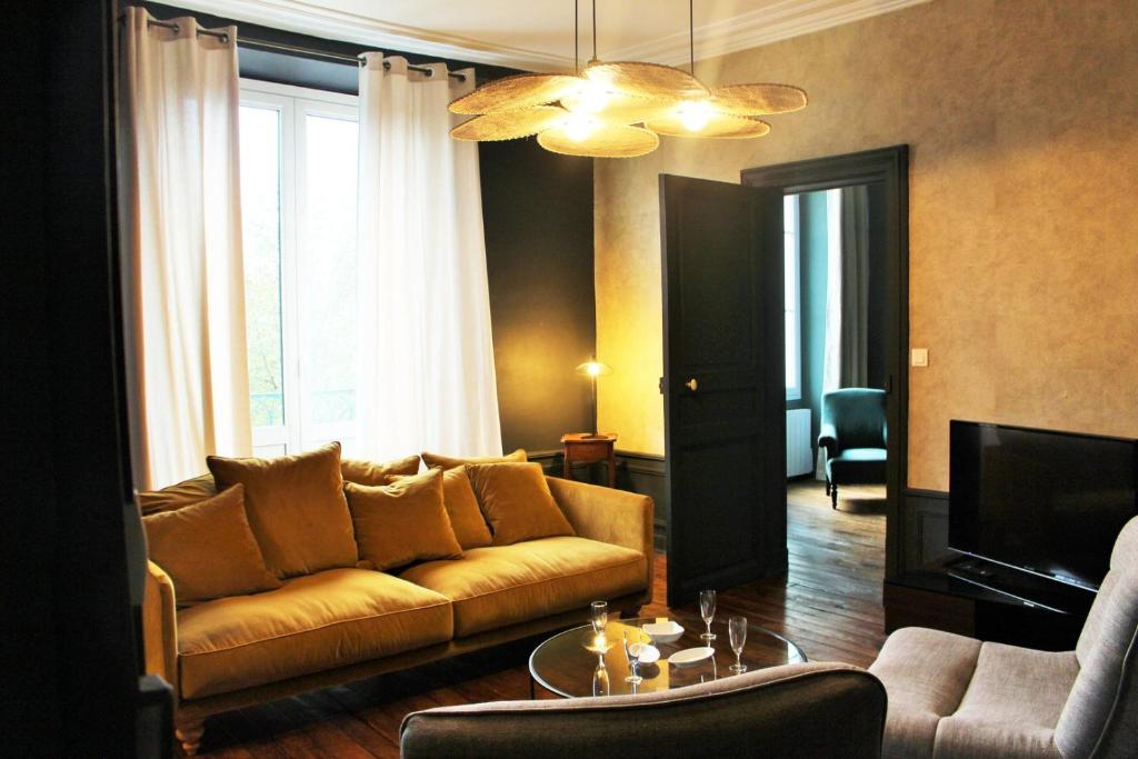 un salon avec un canapé et une télévision dans l'établissement Henri IV - Parking included - Self check-in, à Chartres