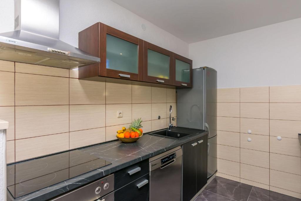 Kuchyňa alebo kuchynka v ubytovaní Apartments Mladen
