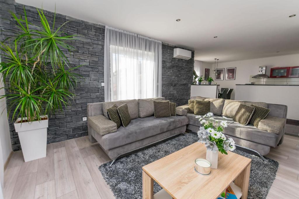 Posedenie v ubytovaní Apartments Mladen