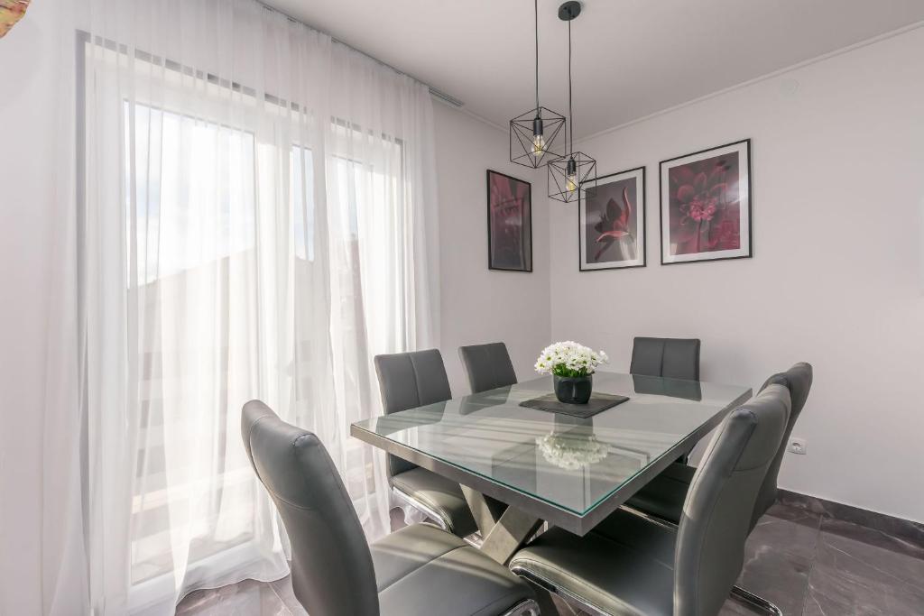 Posedenie v ubytovaní Apartments Mladen
