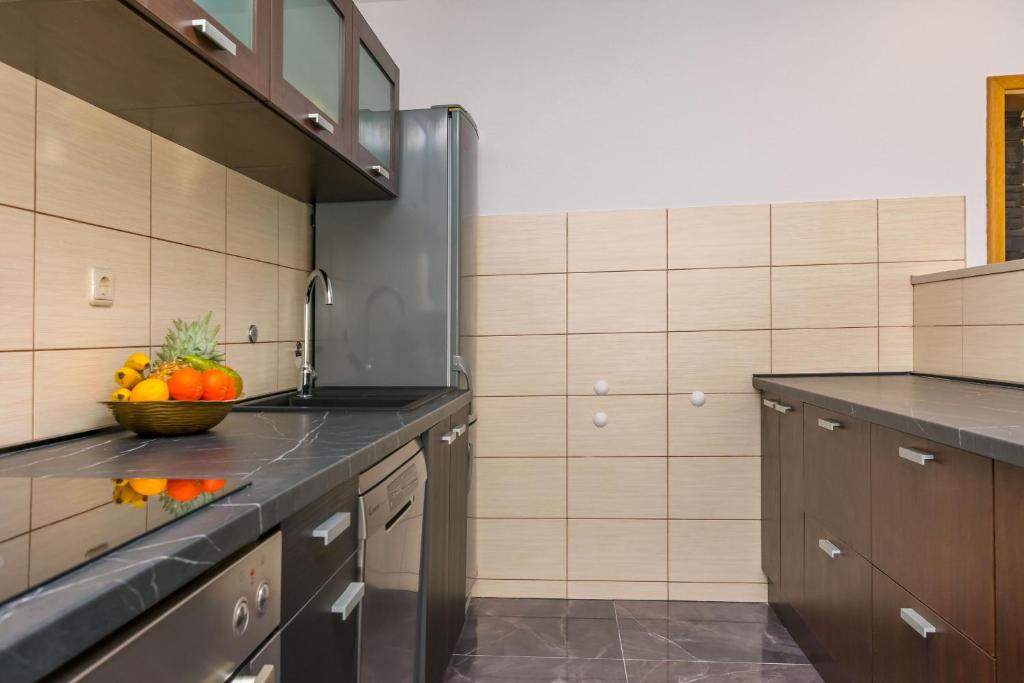 Kuchyňa alebo kuchynka v ubytovaní Apartments Mladen