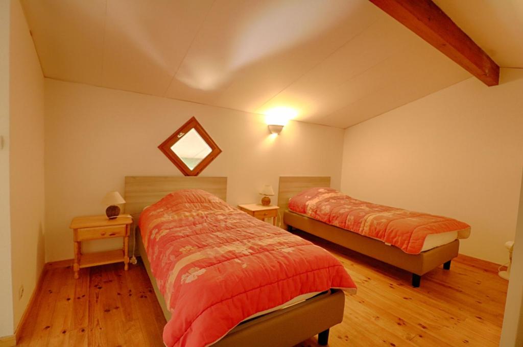 a bedroom with two beds and a window at Appartement n3 rez de jardin LA LISCIA in Calcatoggio