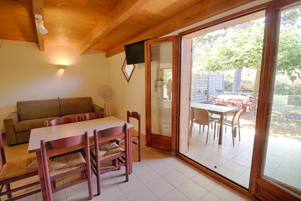 un salon avec un canapé et une table dans l'établissement Appartement n3 rez de jardin LA LISCIA, à Calcatoggio