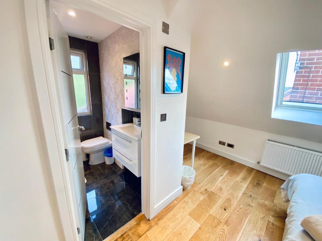 a bathroom with a sink and a toilet in a room at En-suites and Rooms Near Wembley Stadium in London