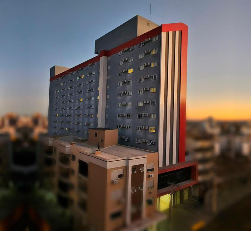 een model van een hoog gebouw in een stad bij P1 Hotel in Santa Maria