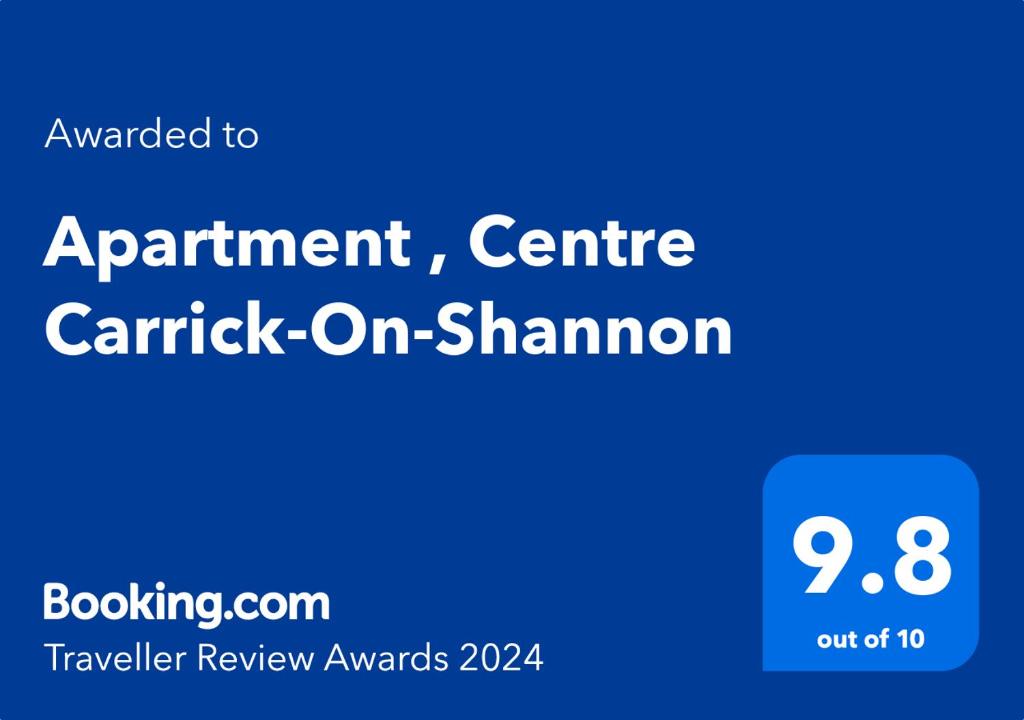 un letrero azul con las palabras Centro de apartamentos Carrick en Shamomin en Apartment , Centre Carrick-On-Shannon, en Carrick on Shannon