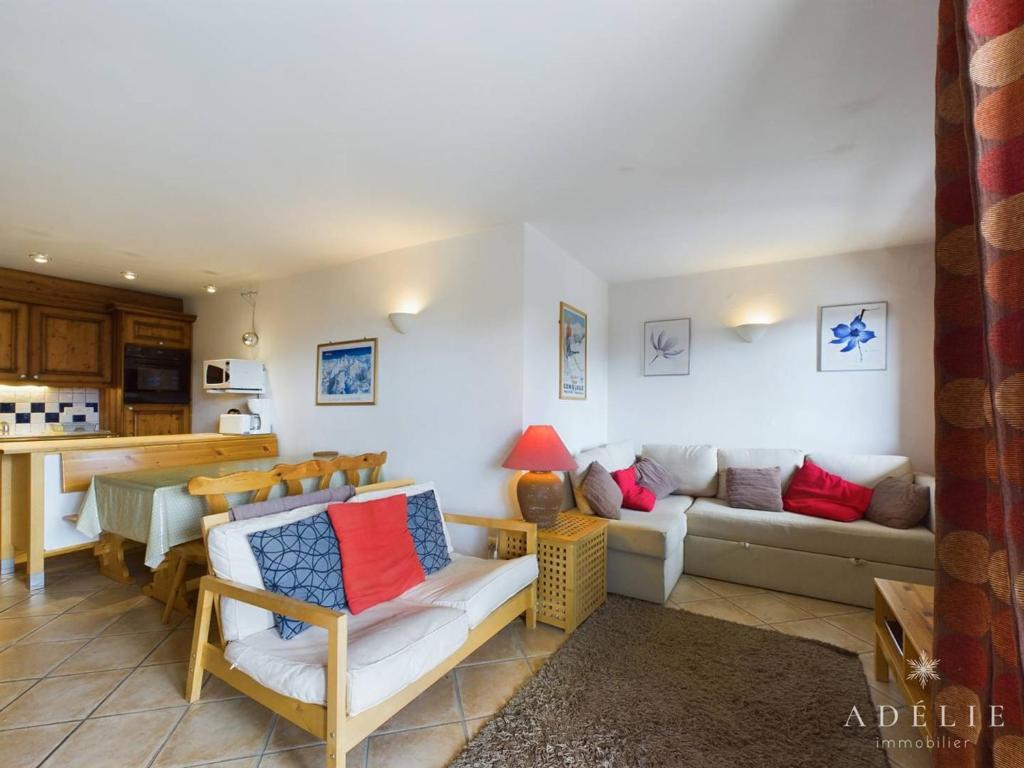 Appartement Montvalezan-La Rosière, 3 pièces, 6 personnes - FR-1-398-579 في Montvalezan: غرفة معيشة مع أريكة وطاولة
