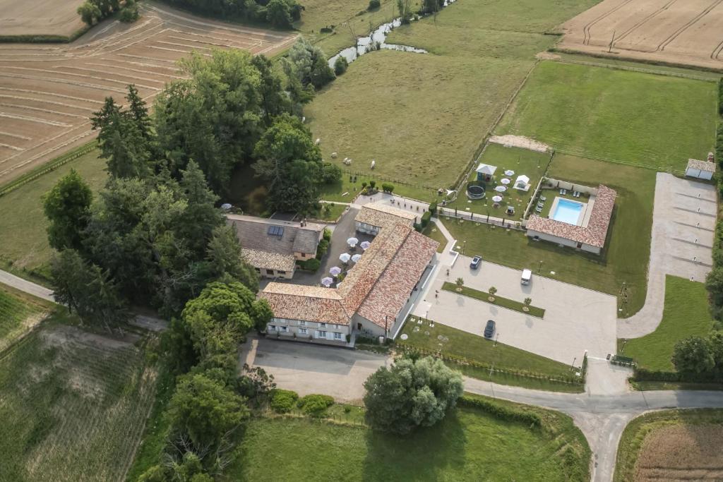 una vista aérea de una casa grande con patio en Hôtel du Moulin de la Brevette, en Arbigny