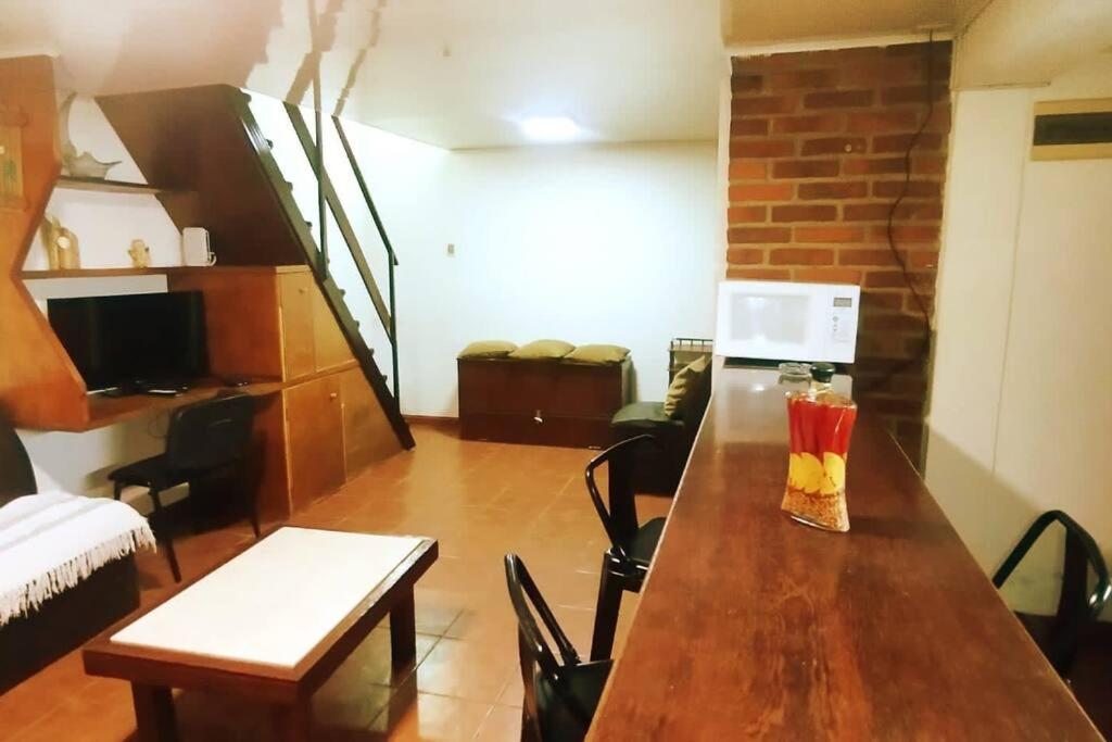 um quarto com uma mesa de madeira com uma bebida em María Chusena alojamiento 3 em Fray Bentos