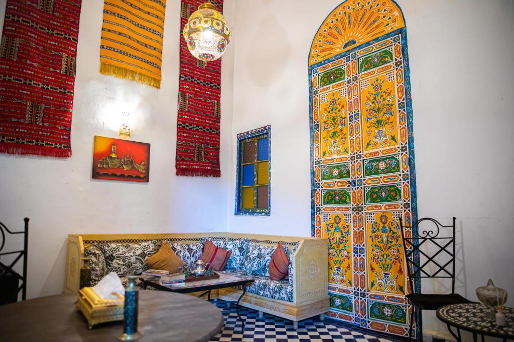 a living room with a couch and a large door at Dar Arinas Fez in Fès