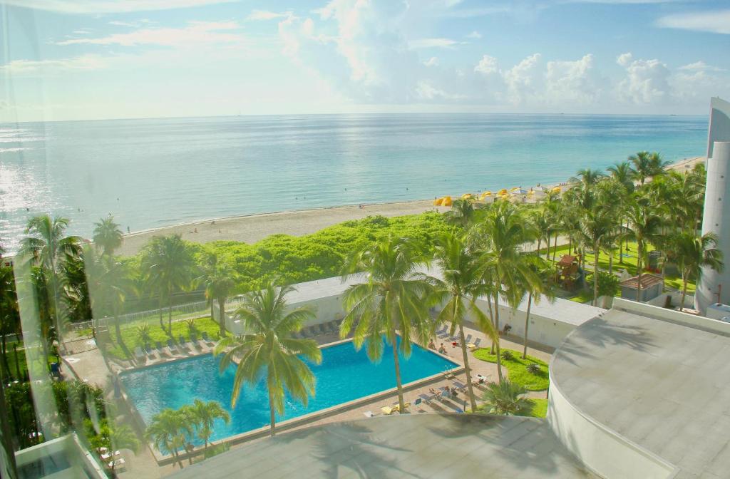 O vedere a piscinei de la sau din apropiere de Directly on the Beach with Pool & Ocean View