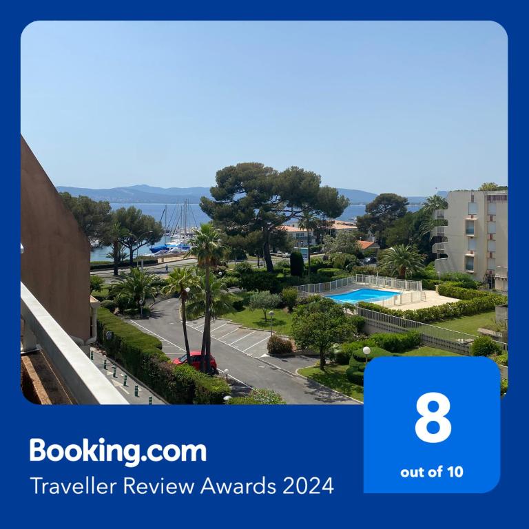 - un balcon avec vue dans l'établissement Appartement Vue mer Port Santa Lucia, à Saint-Raphaël