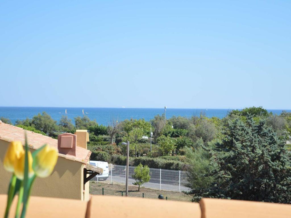 - une vue sur un parking depuis un balcon fleuri dans l'établissement Appt 3 pièces à 20m de la plage, Cap d'Agde - FR-1-249-85, au Cap d'Agde