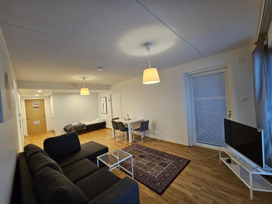 sala de estar con sofá y mesa en Kotimaailma - Tilava Kolmio Kruunuvuorenrannassa en Helsinki