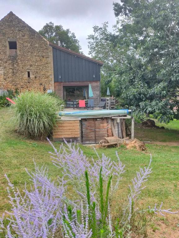 une maison avec une piscine dans une cour dans l'établissement le Roc blanc, à Veyrignac