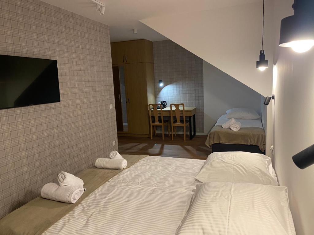 Postel nebo postele na pokoji v ubytování MODRZEW - noclegi w Pyzówce
