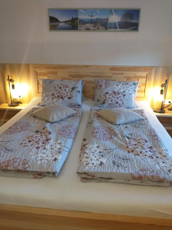 dwa łóżka siedzące obok siebie w sypialni w obiekcie Biohof Köck Tonibauer w mieście Zeutschach