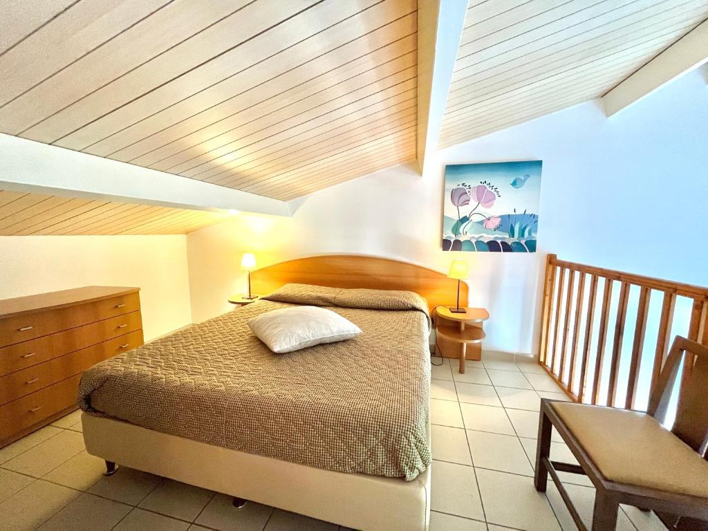 une chambre avec un lit et un plafond en bois dans l'établissement Appartement Bella Vista 905 PORTICCIO, à Porticcio