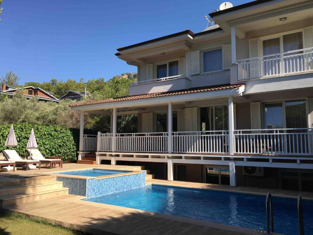 een huis met een zwembad ervoor bij Gorgeous Family Pool Villa In Gocek in Göcek