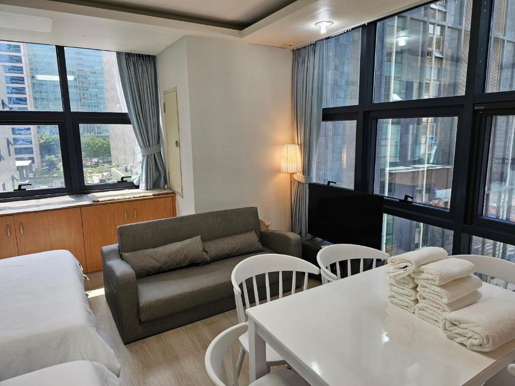 - un salon avec un canapé, une table et des chaises dans l'établissement Samseong,Coexmall A, à Séoul