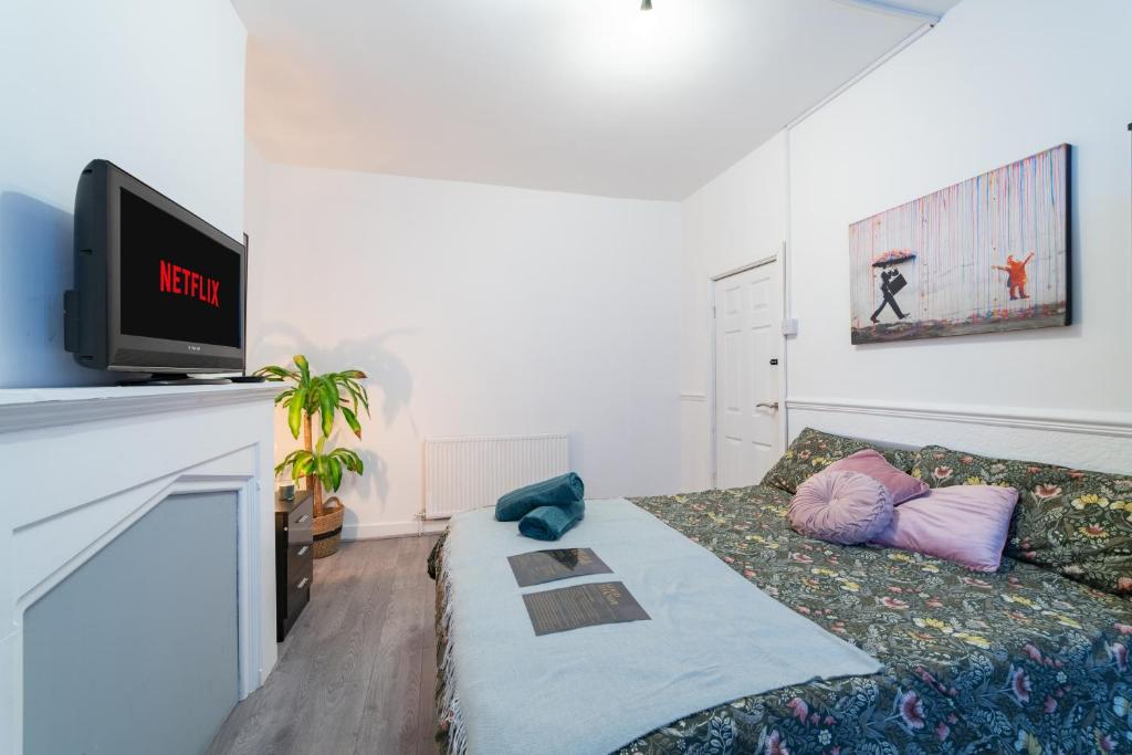 En eller flere senge i et værelse på Cozy rooms in shared accommodation near Anfield Stadium with PARKING and WIFI