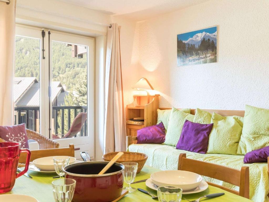 ein Wohnzimmer mit einem Sofa und einem Tisch in der Unterkunft Appartement Le Monêtier-les-Bains, 2 pièces, 6 personnes - FR-1-330F-35 in Le Monêtier-les-Bains