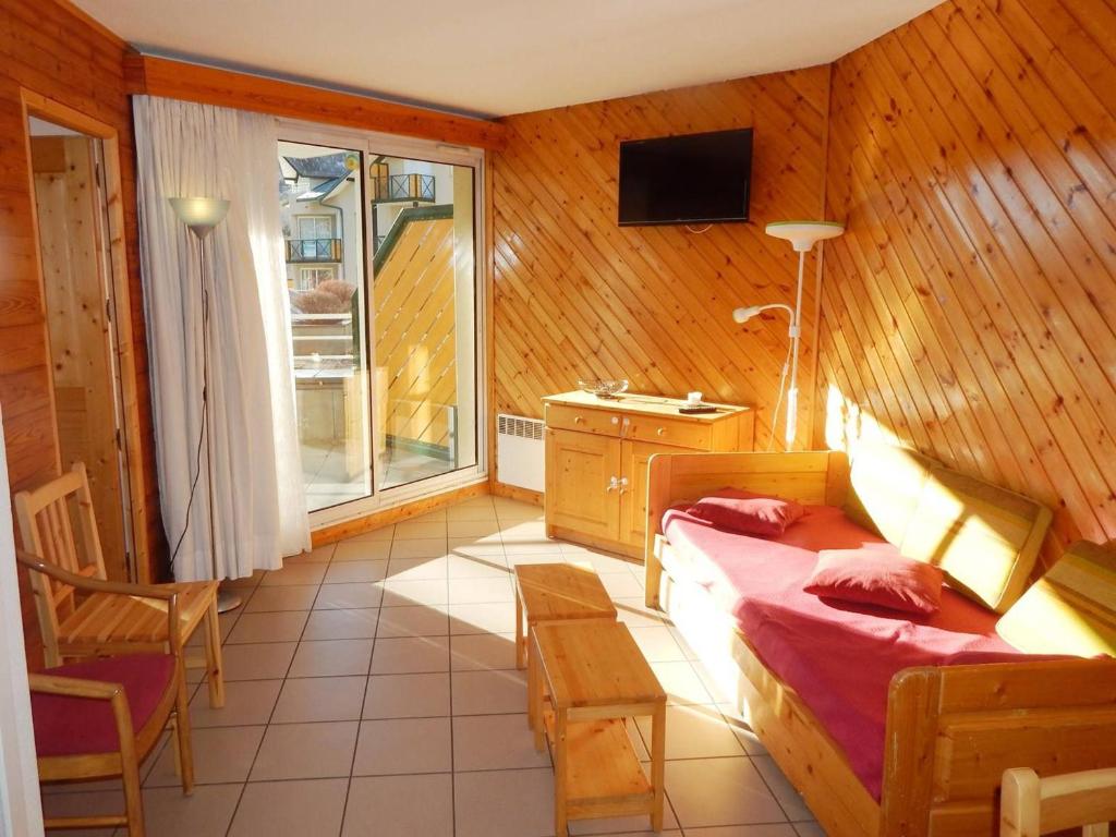une chambre avec un lit, un bureau et une fenêtre dans l'établissement Appartement 2 pièces coin nuit, parking, wifi - Briançon - FR-1-330C-29, à Briançon