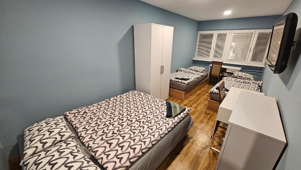 1 dormitorio con 2 camas en una habitación en Noclegi w Łodzi, Komfortowe Pokoje, Wielkopolska 39 en Lodz