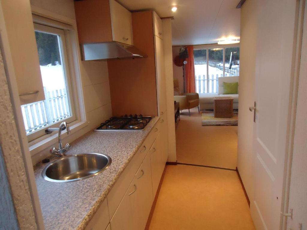 eine Küche mit einer Spüle und einer Arbeitsplatte in der Unterkunft Haus Obernig in Mallnitz