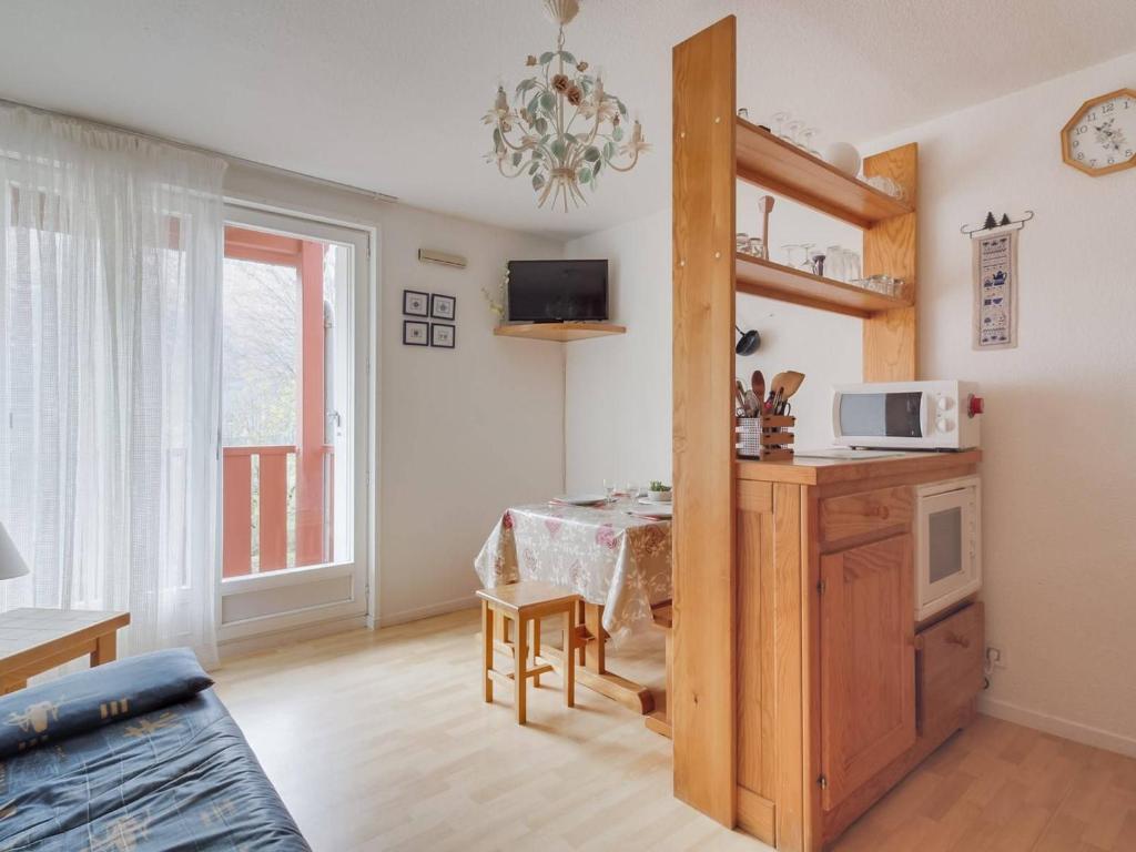 Η κουζίνα ή μικρή κουζίνα στο Studio Cabine pour 6 pers avec Balcon, Parking et Wifi - Esquièze-Sère - FR-1-402-30