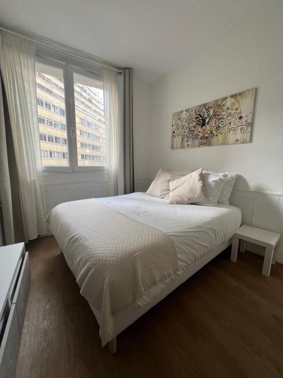 Posteľ alebo postele v izbe v ubytovaní Cozy studio apartment Tour Eiffel