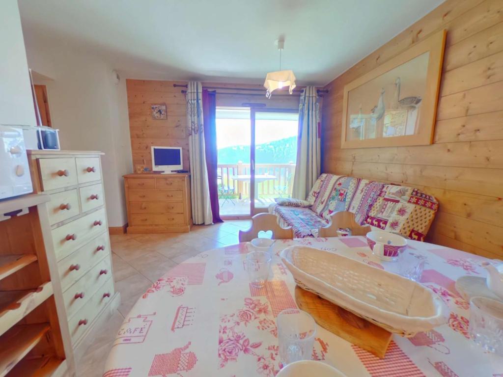 uma sala de estar com uma mesa e um sofá em Appartement Villard-sur-Doron, 2 pièces, 4 personnes - FR-1-594-156 em Villard-sur-Doron