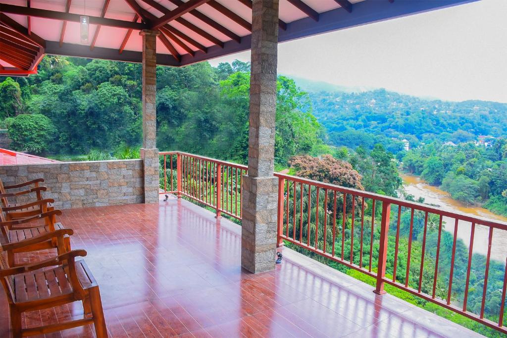 einen Balkon mit Flussblick in der Unterkunft Rock Edge Residence in Kandy