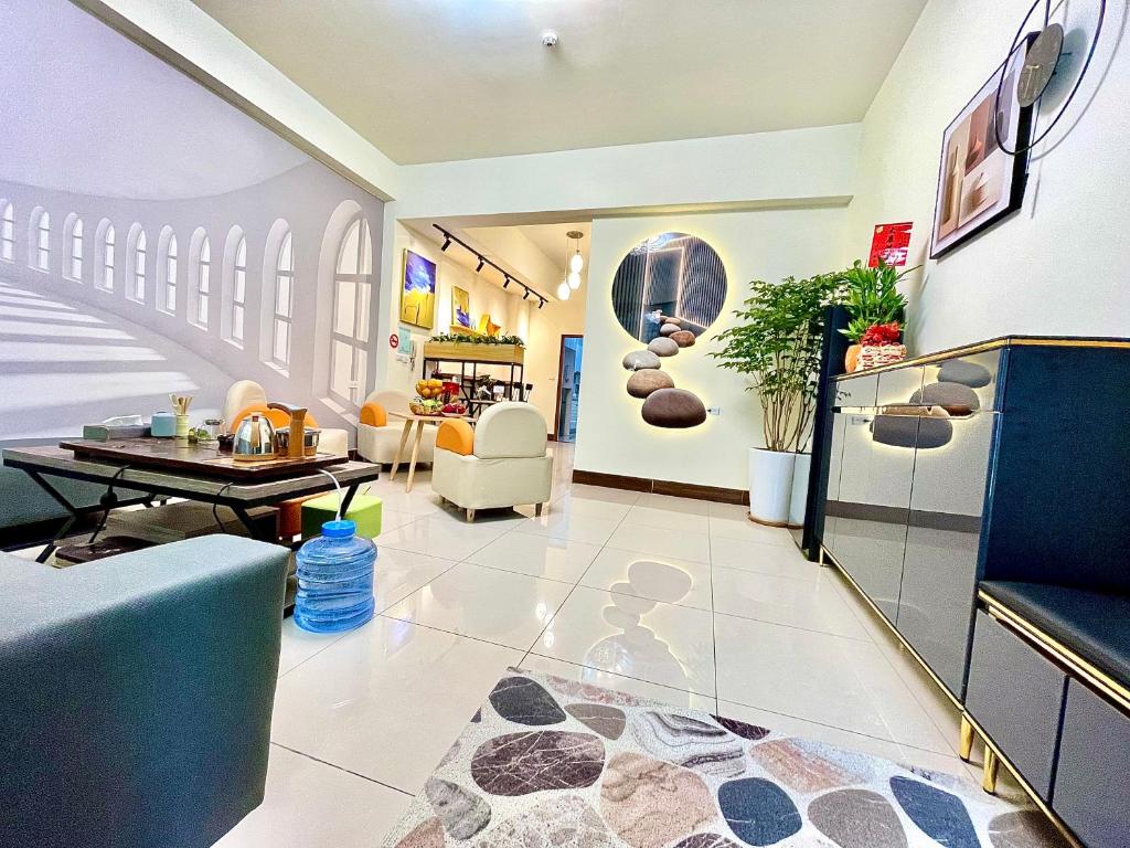 - un salon avec un canapé et une table dans l'établissement Banshan Yunxiu Homestay, à Jinning