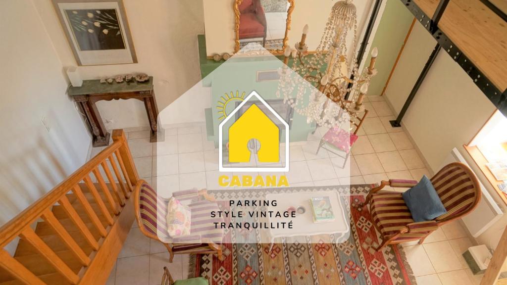 - une vue sur une maison avec un panneau au sol dans l'établissement Cabana & Oasis Nouvel'R - Au Calme, à Cluny