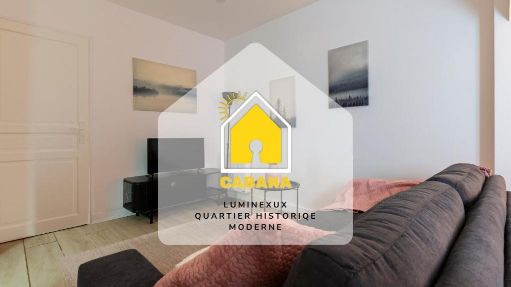 - un salon avec un canapé et un panneau pour une maison dans l'établissement Cabana & Le Germinal, à Dijon