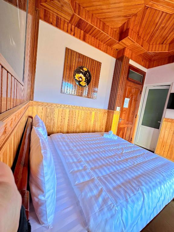 Postel nebo postele na pokoji v ubytování KHÁNH AN HOTEL