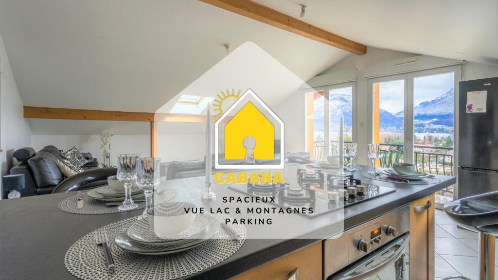 une cuisine avec un comptoir avec une pancarte dessus dans l'établissement Cabana & Panorama Lac Annecy -Parking & Terrasse, à Sévrier