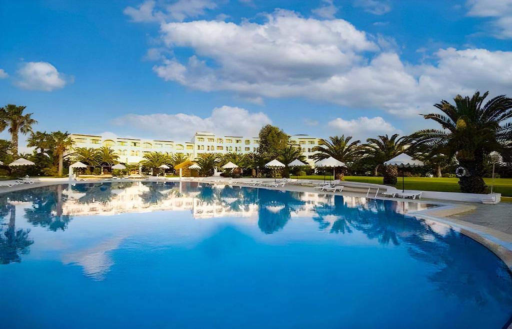 une grande piscine en face d'un hôtel dans l'établissement Monarque El Fatimi Mahdia, à Mahdia