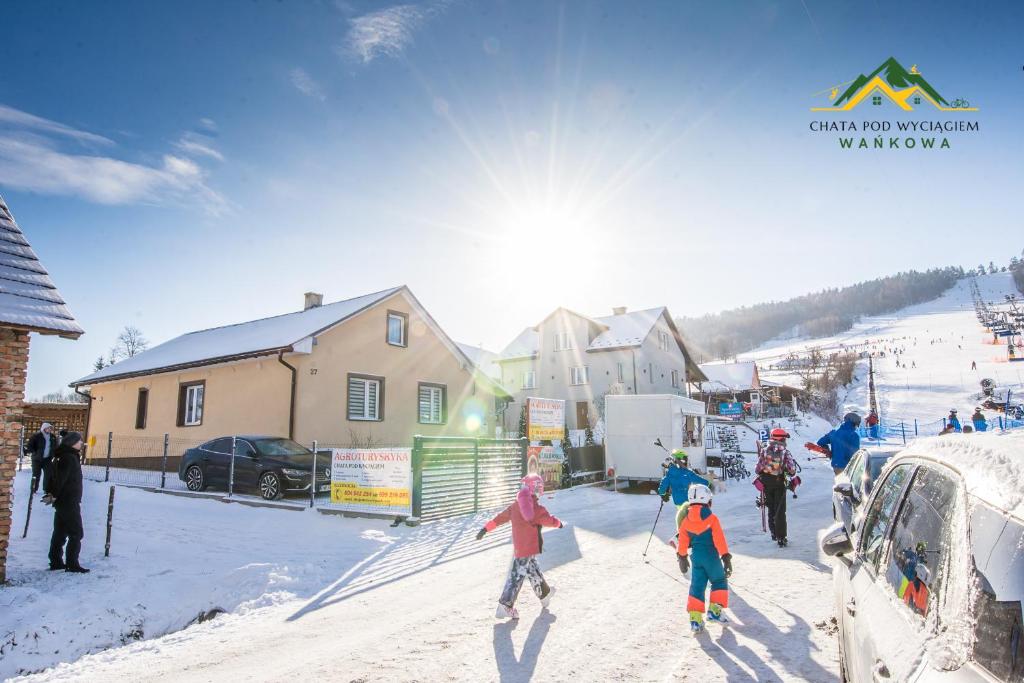 un groupe de personnes à skis dans la neige dans l'établissement Chata pod wyciągiem, à Wańkowa