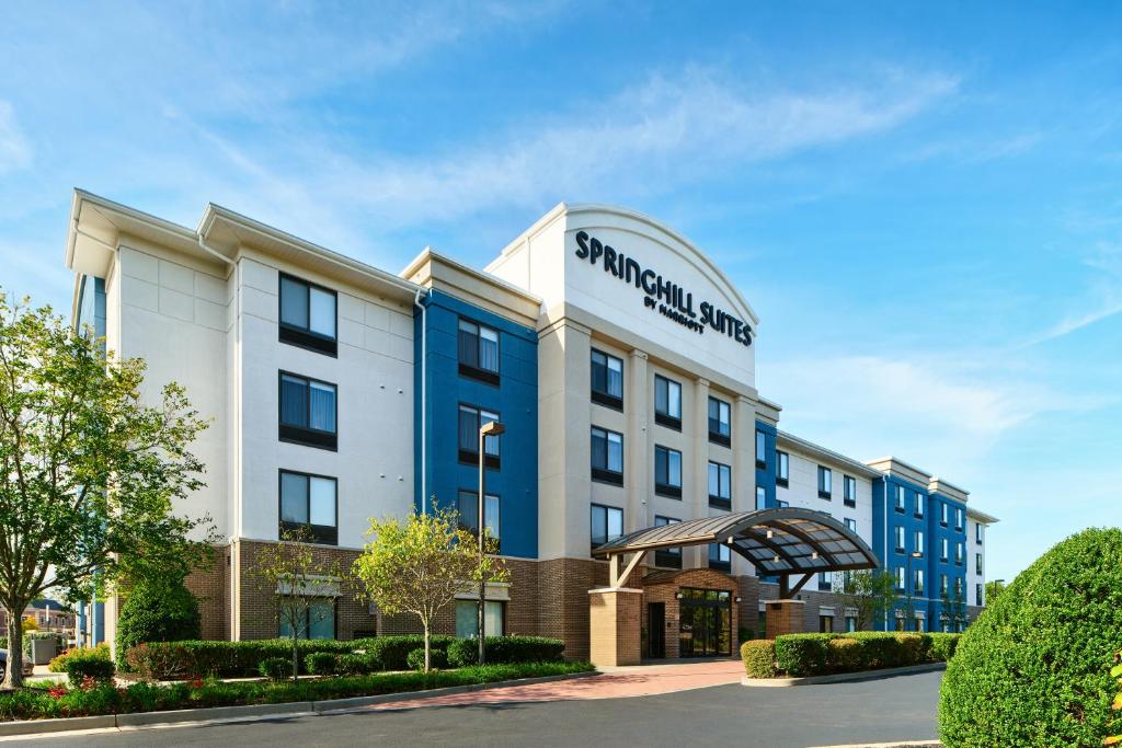 una representación de un hotel con un edificio en SpringHill Suites Richmond Northwest, en Richmond