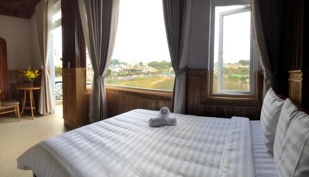 Postel nebo postele na pokoji v ubytování KHÁNH AN HOTEL