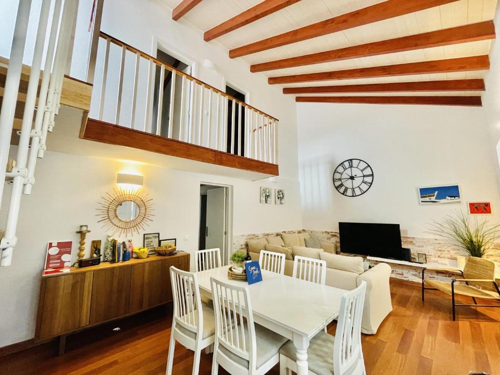 a living room with a white table and chairs at Central Cozy Home Ferragudo in Ferragudo