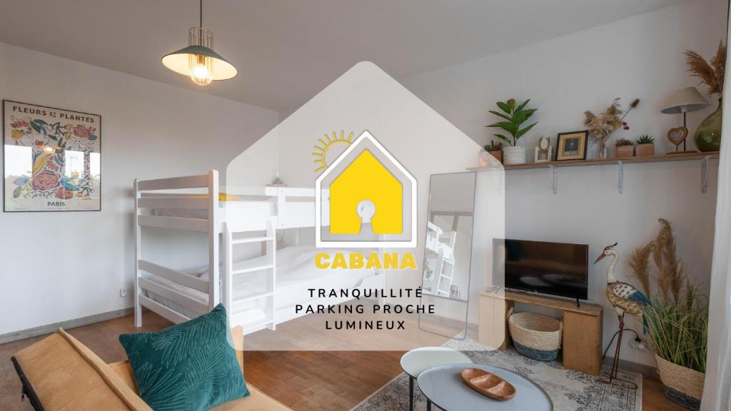 ディゴワンにあるCABANA & Quai de la Loireの二段ベッドとリビングルームが備わる小さな客室です。