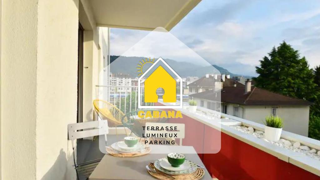 un balcon avec une table et une vue sur une ville dans l'établissement Cabana & Le Central - Proche Lac , Terrasse et Parking, à Annecy